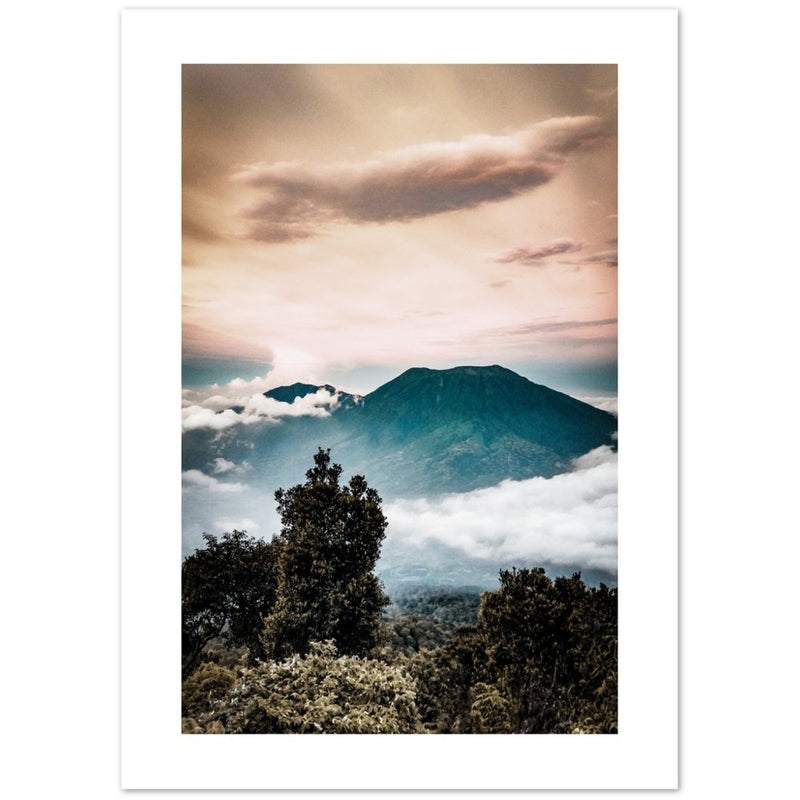 Manifesto del paesaggio della montagna "Picco nuvoloso"